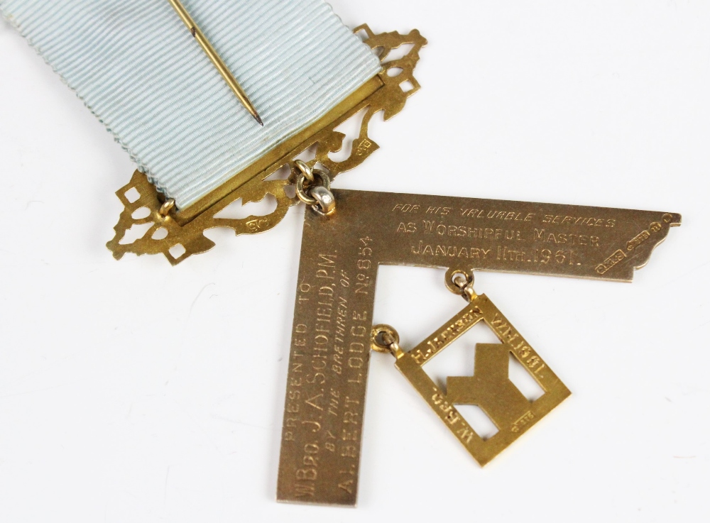 MASONIC INTEREST: A 9ct gold Masonic medal, Albert Lodge No. 854, in the form of a set square, - Bild 3 aus 4