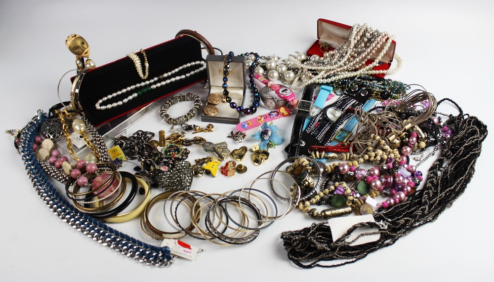 A large collection of vintage and modern costume jewellery, including beaded necklaces, chains, - Image 6 of 9