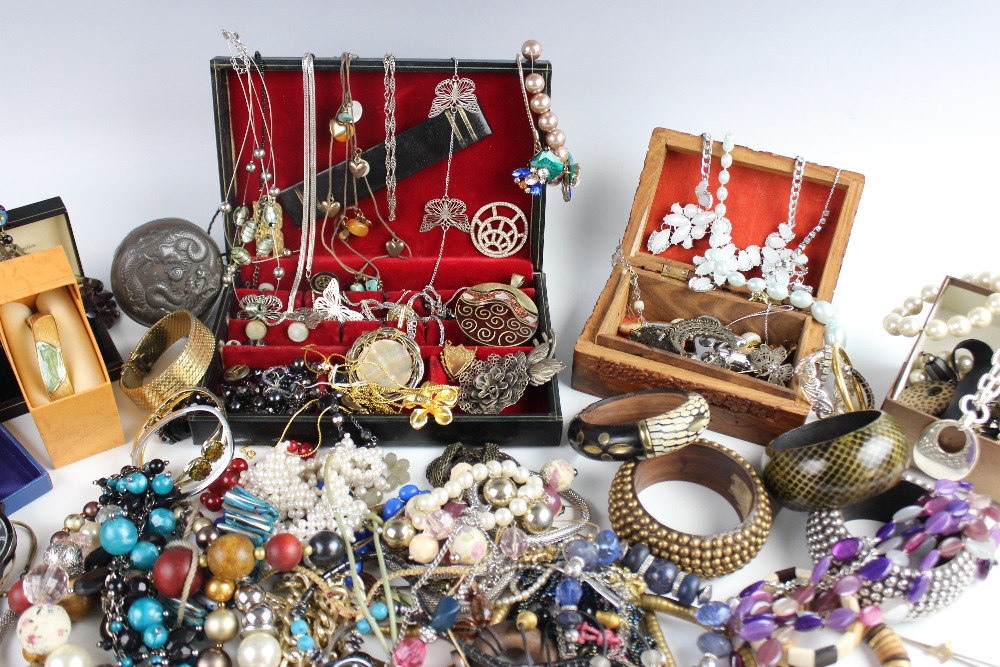 A large collection of vintage and modern costume jewellery, including beaded necklaces, chains, - Image 4 of 9