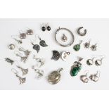 A selection of Victorian and later silver and white metal jewellery, to include a Victorian white