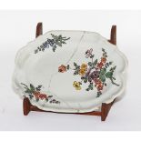 PIATTINO sagomato in ceramica smaltata e decorata a motivo floreale (rotture). Italia XIX secolo