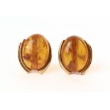 ORECCHINI in oro giallo 18 Kt. e cabochon in ambra (g. 10.60).