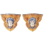 COPPIA MENSOLE in terracotta smaltata e decorata. Sicilia XX secolo Misure: cm 34 x 20 h cm 28,5