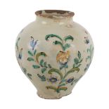 BOCCIA in ceramica smaltata e decoraa a motivo floreale e fogliaceo (usure e difetti). Caltagirone