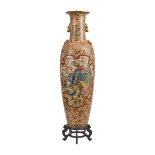 IMPONENTE VASO in porcellana decorata a motivo orientale con base in legno. Cina XX secolo Misure: h