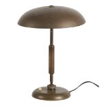 PRODUZIONE ITALIANA ANNI '30 LAMPADA da tavolo in metallo dorato, fusto e cappello orientabile.