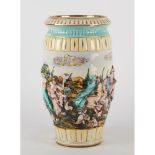 VASO in porcellana Capodimonte dipinto e lavorato a rilievo raffigurante "Figure". XX secolo Misure: