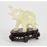 SCULTURA in giada raffigurnte "Elefante" con base in legno. Cina meta' '900 Misure: cm 10 x 5 h cm