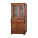 CREDENZA con vetrina in abete con due ante superiori, due cassetti e due porte inferiori. Sicilia