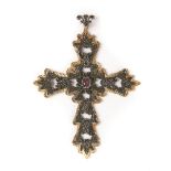 PENDENTE a forma di croce in argento con cornicetta in oro giallo 18 Kt., rubino centrale (g. 10.