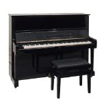 PIANOFORTE Yamaha con sgabello regolabile. Epoca recente Misure: cm 151 x 62 x h 121