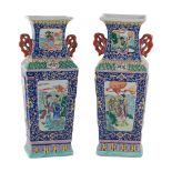 COPPIA VASI in porcellana decorata a motivo orientale. Oriente XX secolo Misure: h cm 43