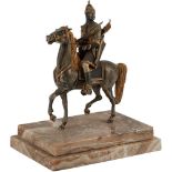 SCULTURA in bronzo in parte dorato "Cavaliere a cavallo", base in marmo. XX secolo Misure: cm 18 x 8