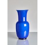 VENINI Prod. Italia 1980 Vaso in vetro opalino, soffiato e lavorato a mano, colore blu, firmato alla
