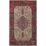 TAPPETO Sarouk, trama e orditoin cotone, vello in lana. Persia XX secolo Misure: cm 221 x 140