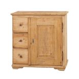 CREDENZA arte povera in abete. Tirolo fine XIX secolo Misure: cm 95,5 x 49 h cm 97