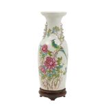 VASO in porcellana con decori floreali e di animali, base in legno. Cina XX secolo Misure: h cm 60