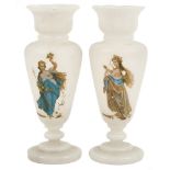 COPPIA VASI in opaline nei toni del bianco e decorata raffiguranti "Figure allegoriche". Inghilterra