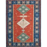 TAPPETO KILIM, trama in lana ed ordito in cotone. Cina XX secolo cm 282x210.