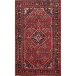 TAPPETO HOSSENABAD, trama ed ordito in cotone, vello in lana. Persia XX secolo cm 224x142.