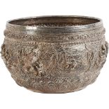 CACHEPOT in argento riccamente cesellato con figure a rilievo (gr. 1206). India fine '800 Alt. cm 15