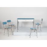 PRODUZIONE ITALIANA DEGLI ANNI '50 Tavolo e quattro sedie in formica azzurra con piedi in acciaio.