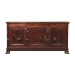 CREDENZA tre ante e due cassetti con piano estraibile in legno di noce. Francia XIX secolo cm 190,