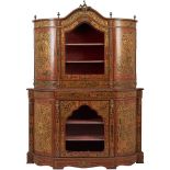 CREDENZA stile Boulle con alzata, tarsie finta tartaruga e rame, e fregi in bronzo. Italia seconda