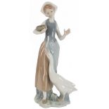 SCULTURA in porcellana Lladro raffigurante "Figura Femminile con oca". MetÃ  '900 Alt. cm 25.