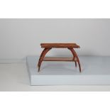 PRODUZIONE ITALIANA DEGLI ANNI '40 Tavolo basso in legno di noce, piano con movimento mosso. cm