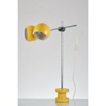 PRODUZIONE ITALIANA DEGLI ANNI '80 Lampada da tavolo in metallo verniciato composta da stelo