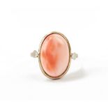 ANELLO con cabochon in corallo rosa e montatura in argento (gr. 3,40). XX secolo .