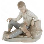 GRUPPO in porcellana Lladro raffigurante "Ragazzo con cane". MetÃ  '900 cm 26x20 Alt. cm 24.