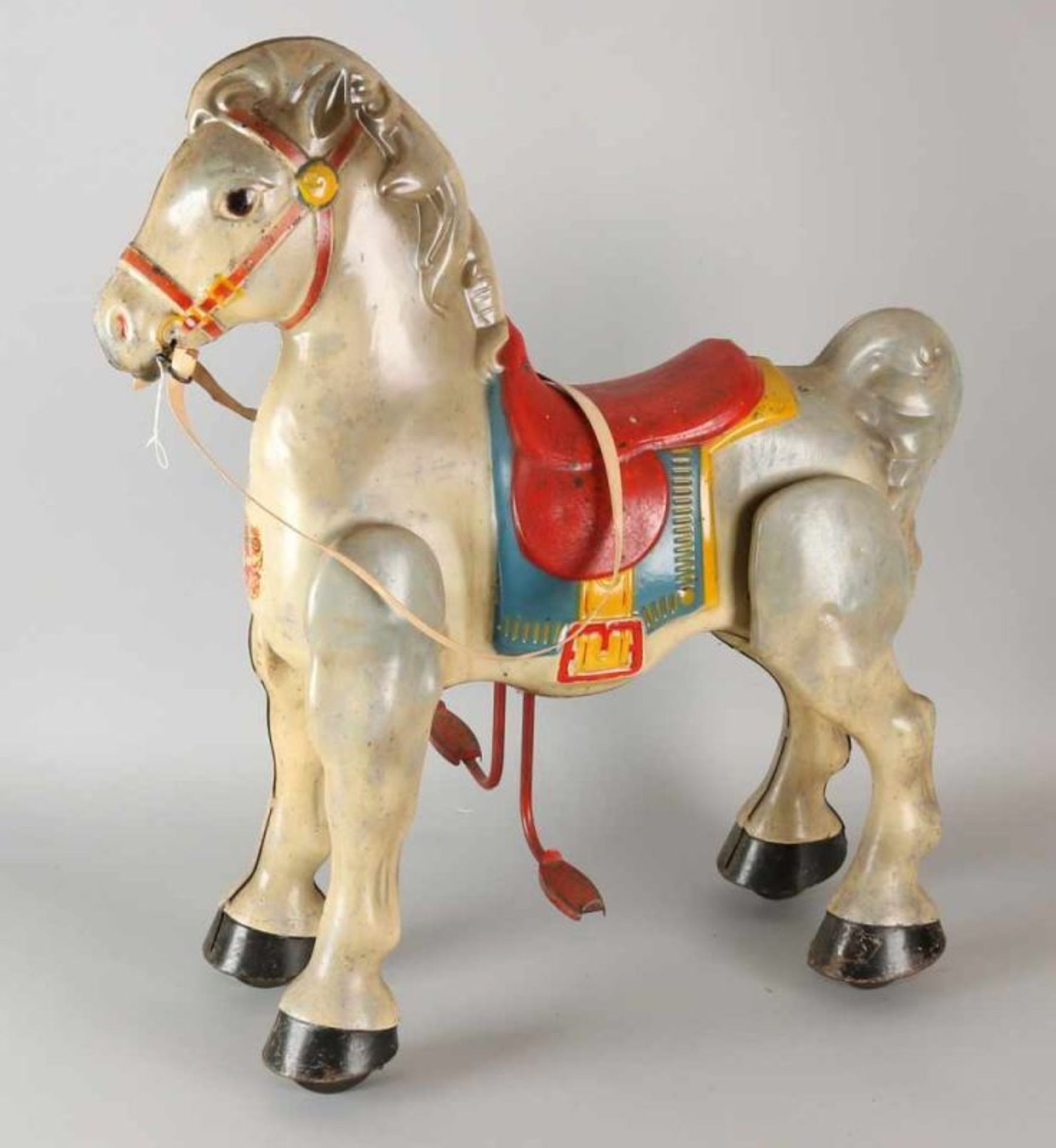 Large tin toys horse. Lithographed. Circa 1930 - 1950. Size: 60 cm. In good condition.