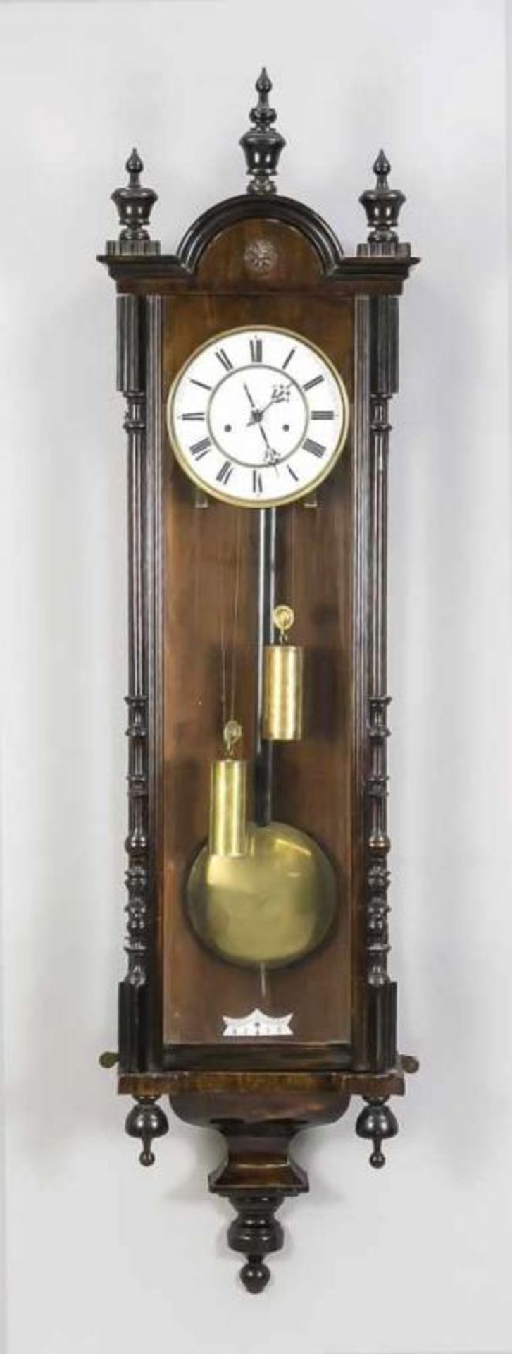 Two-weight regulator having dark closet, partially geeboniseerd (trim). Enamel dial with Roman