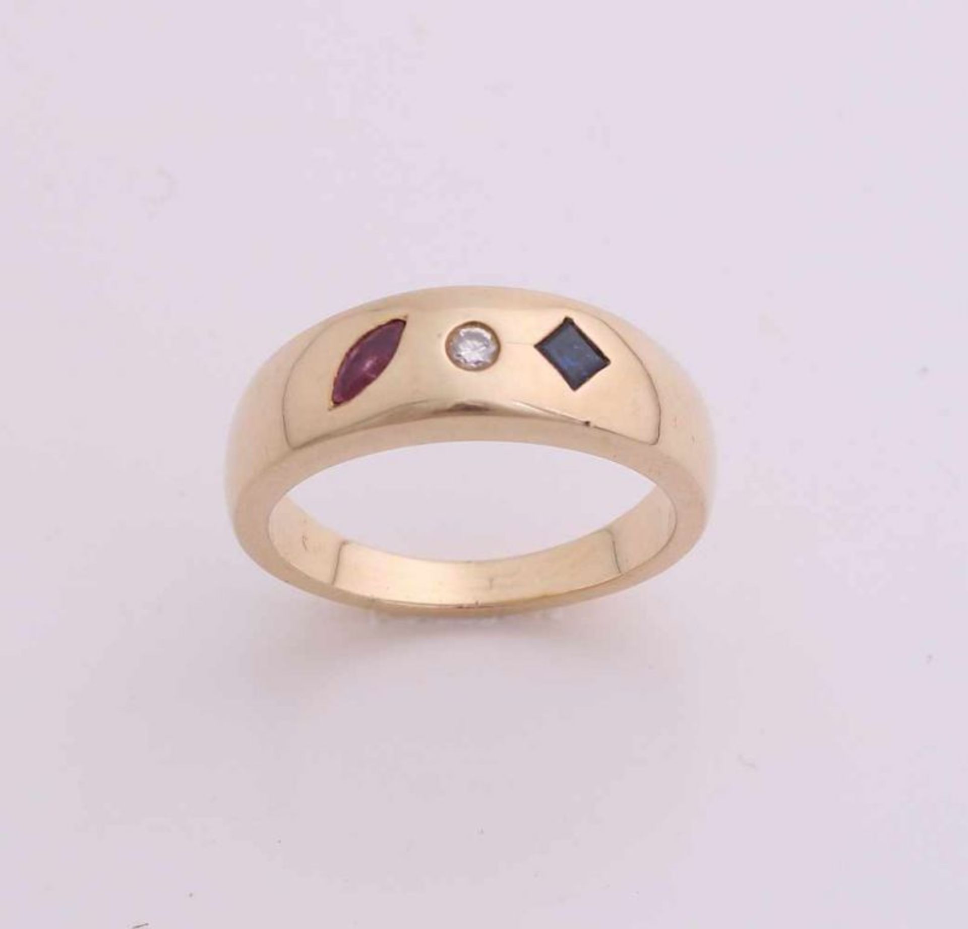 Solid yellow gold ring, 585/000, with diamond, sapphire and ruby. Band Ring with a brilliant cut