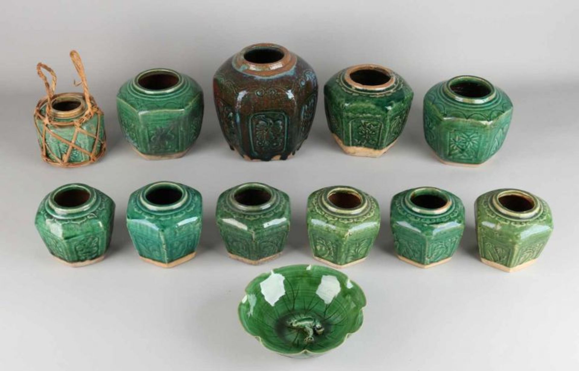 12x Ancient Chinese ceramics with green glaze. Consisting of: 11x ginger kitty + 1x lily leaf bowl