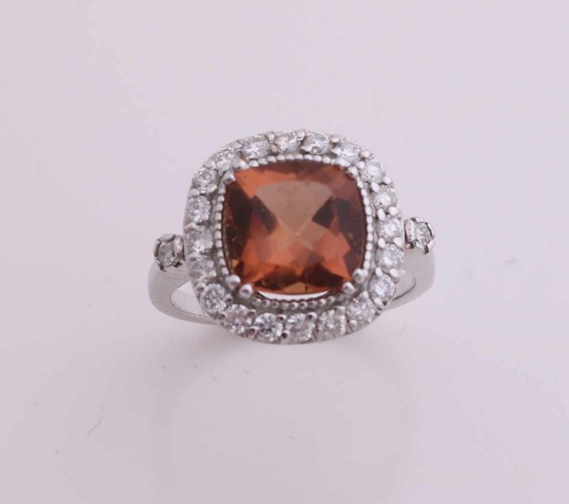 Beautiful gold ring, 585/000, with diamond, and diaspore. Ring with a cushion shaped cut diaspore,