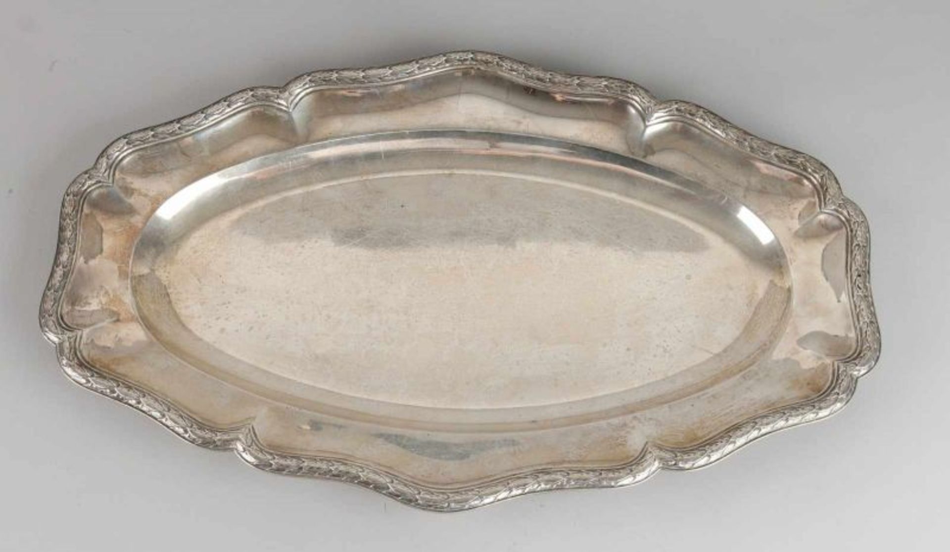 Silver meat oval serving plate, 925/000, with a molded edge with convex leaf pattern. 45x29x2,5cm.ca - Image 2 of 2