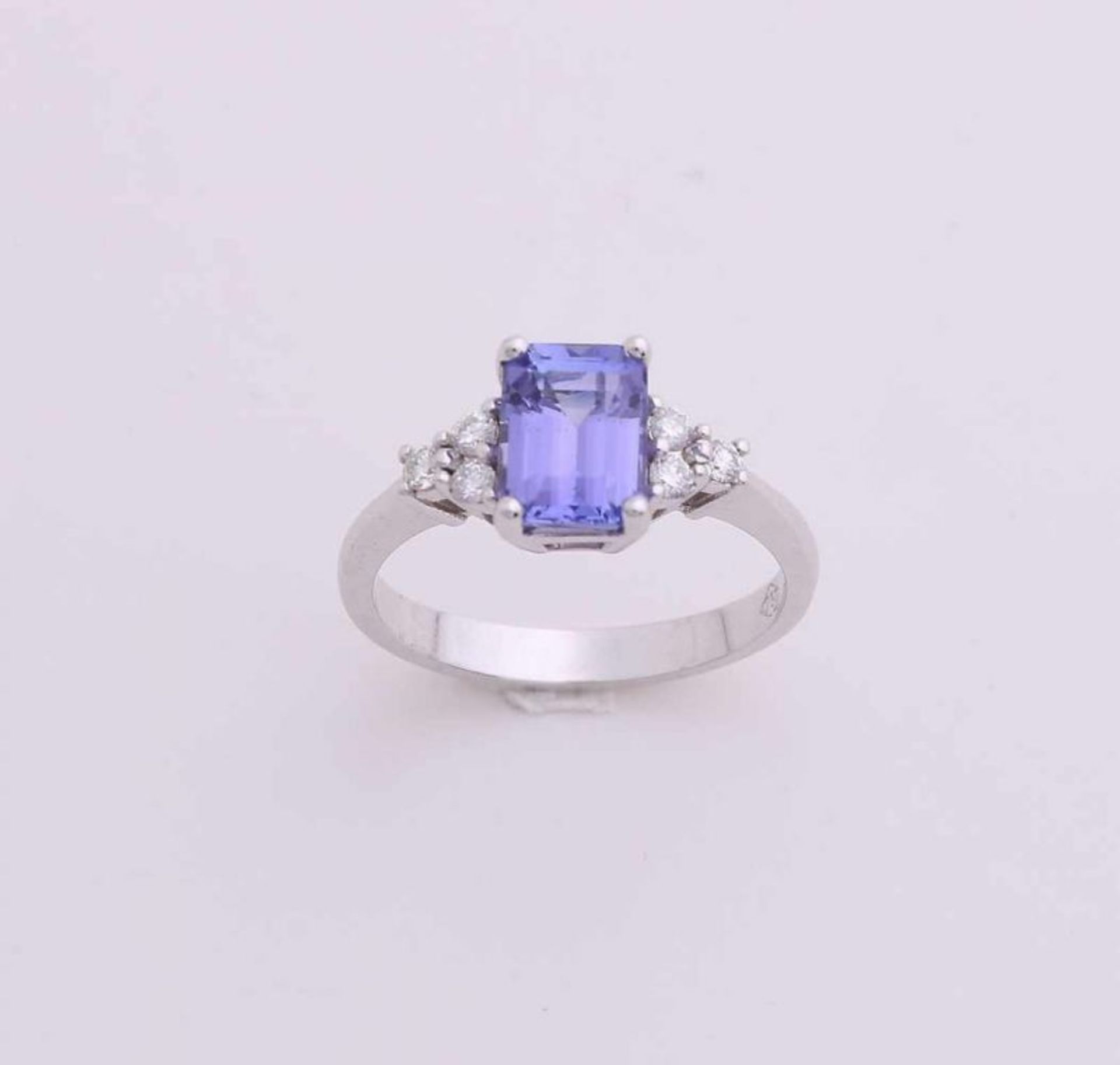 White gold ring, 750/000, with tanzanite and diamond. Ring-shaped with an emerald cut tanzanites