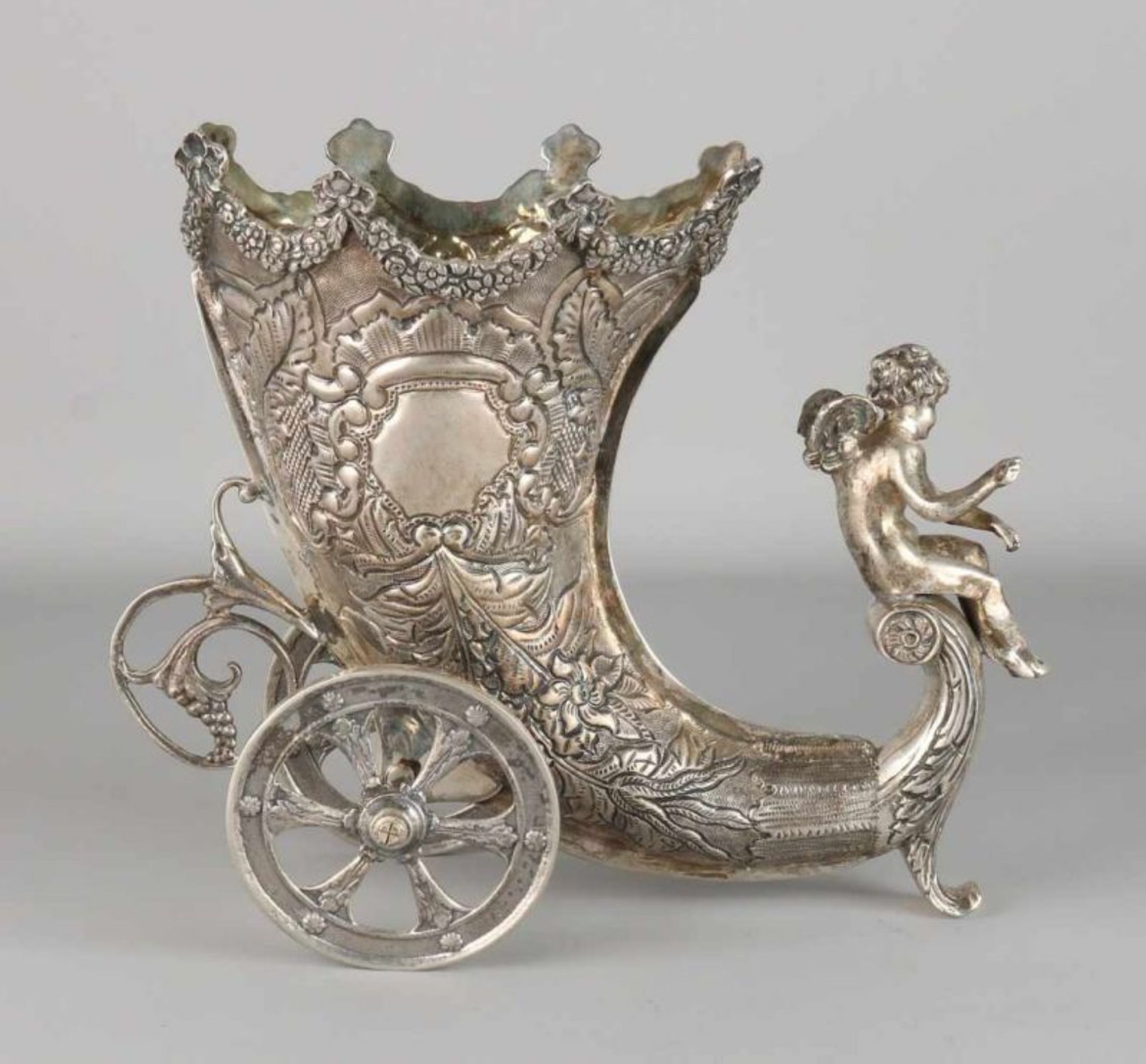 Impressive silver table piece, 925/000, a car in the shape of a cornucopia adorned with floral - Bild 2 aus 2