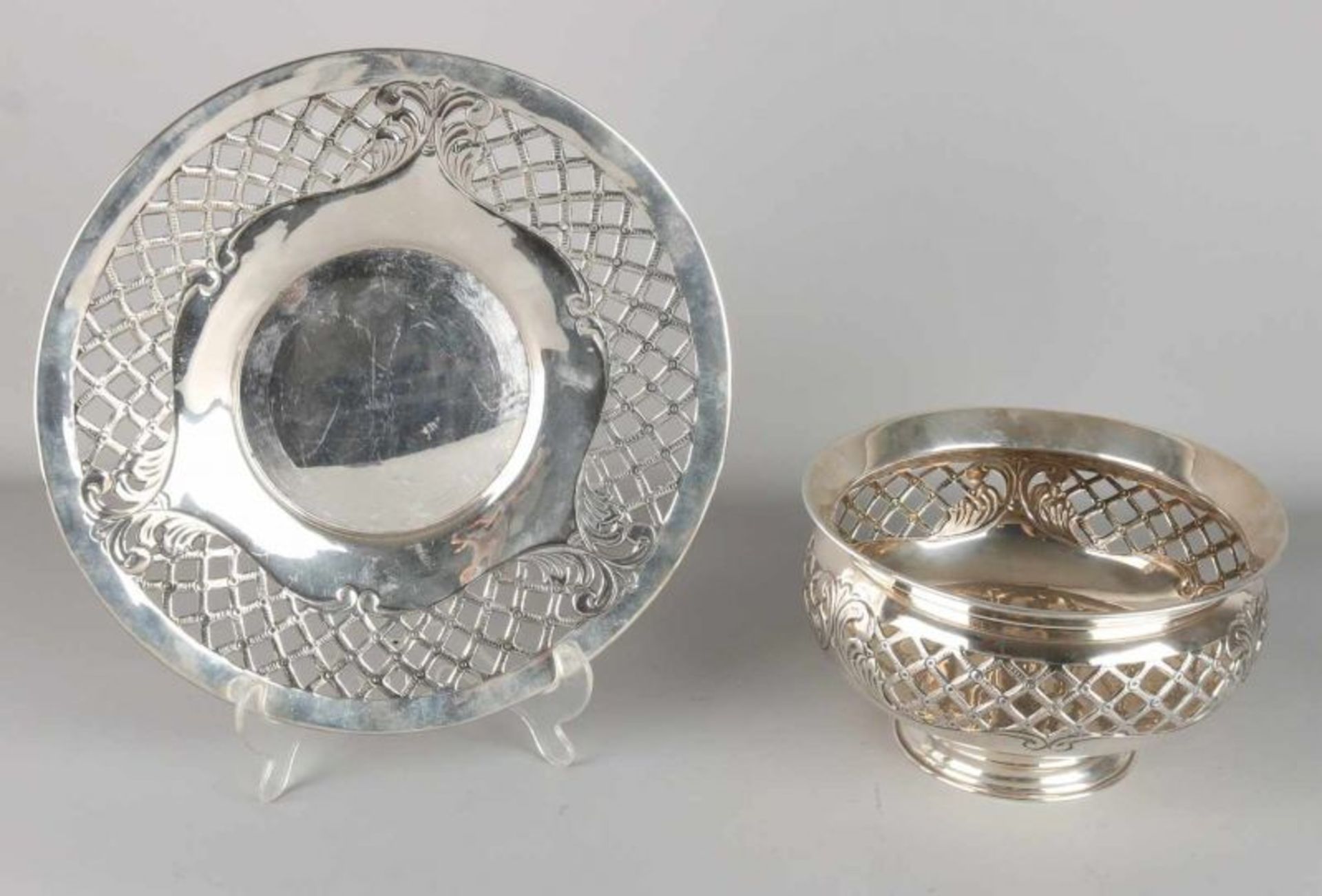 Beautiful silver serving plate with lower dish, 835/000, round model with sawn grid pattern, and - Image 3 of 3