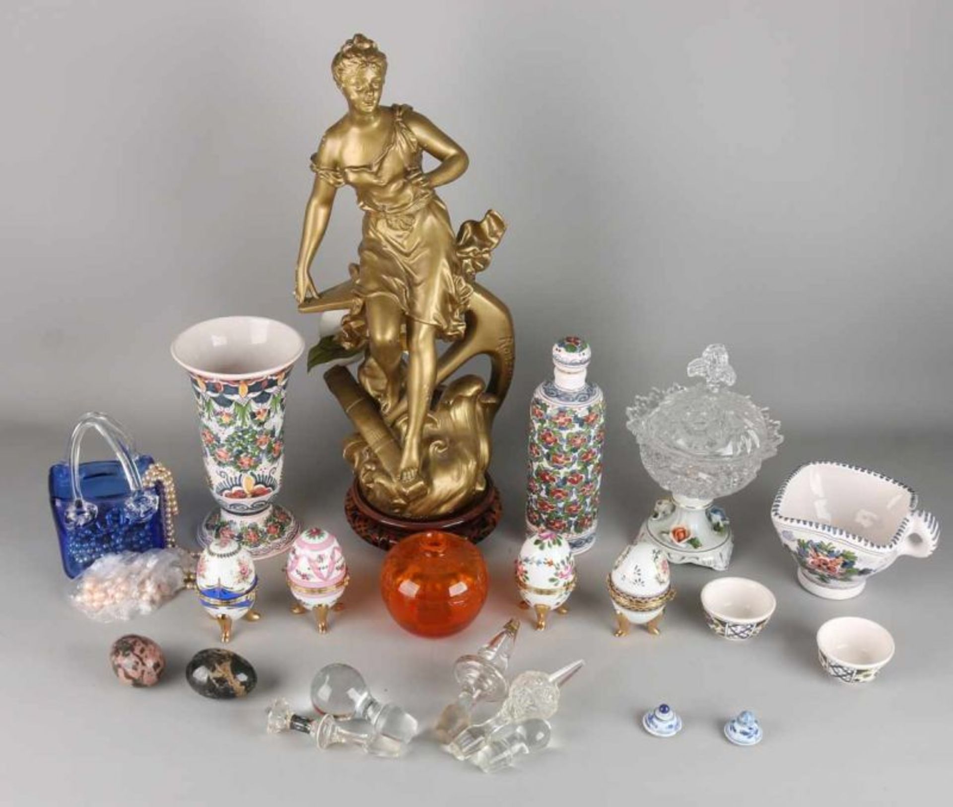 Large lot miscellaneous. Among other things: Glass, ceramic, porcelain and so forth. 20th century.