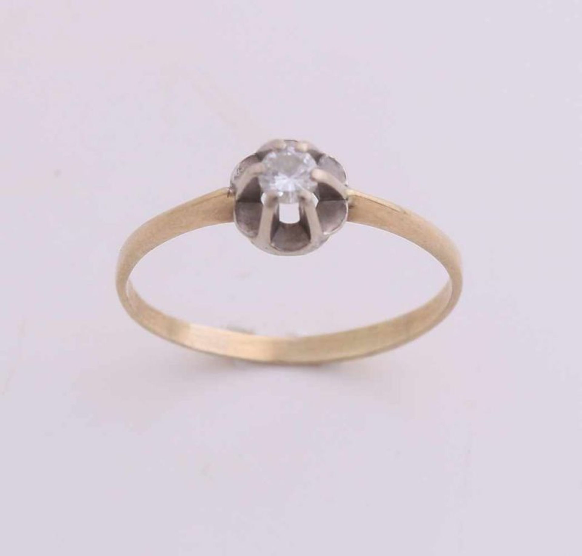 Yellow gold solitary ring, 585/000, with a white gold spiegelchaton, set with a brilliant cut