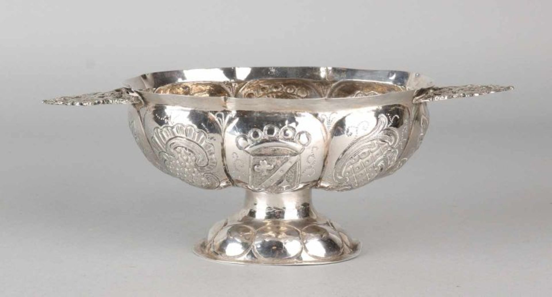 Antique silver brandewijnkom, 833/000, decorated with family crest and floral scrolls and - Image 2 of 2