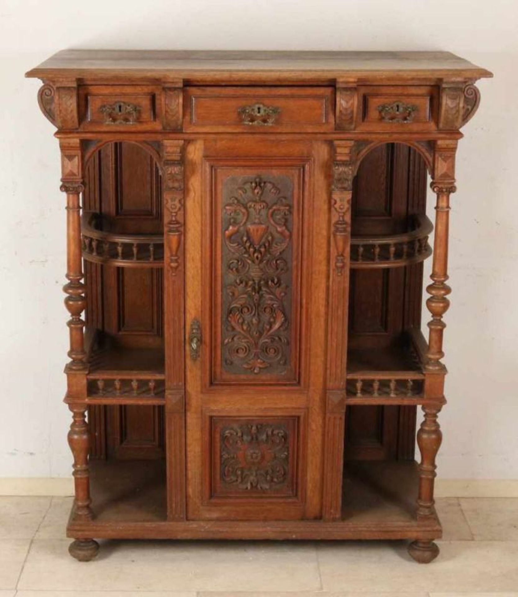 German solid oak Gründerzeit vertico with full columns and carvings. In its original state. Circa