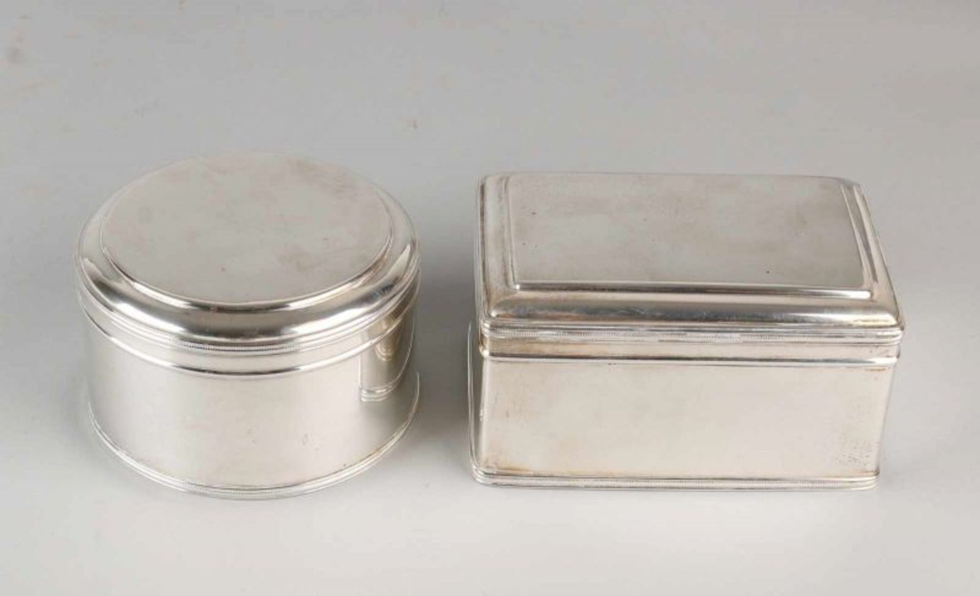 Set silver cake drums, 833/000, a rectangular drum, and a round drum is provided with a hinged