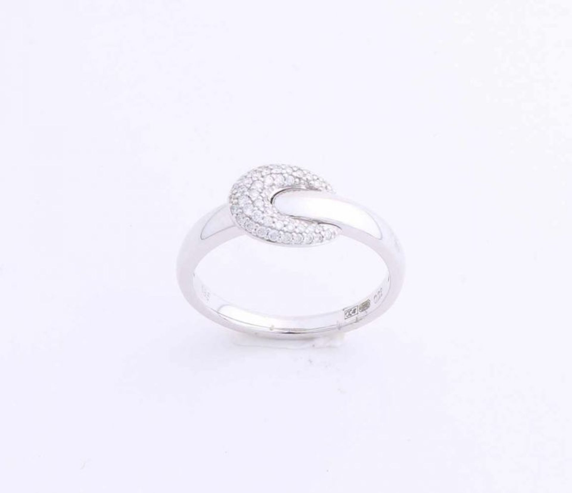 White gold ring, 585/000, with diamond. Ring with horseshoe-shaped element, put pave with