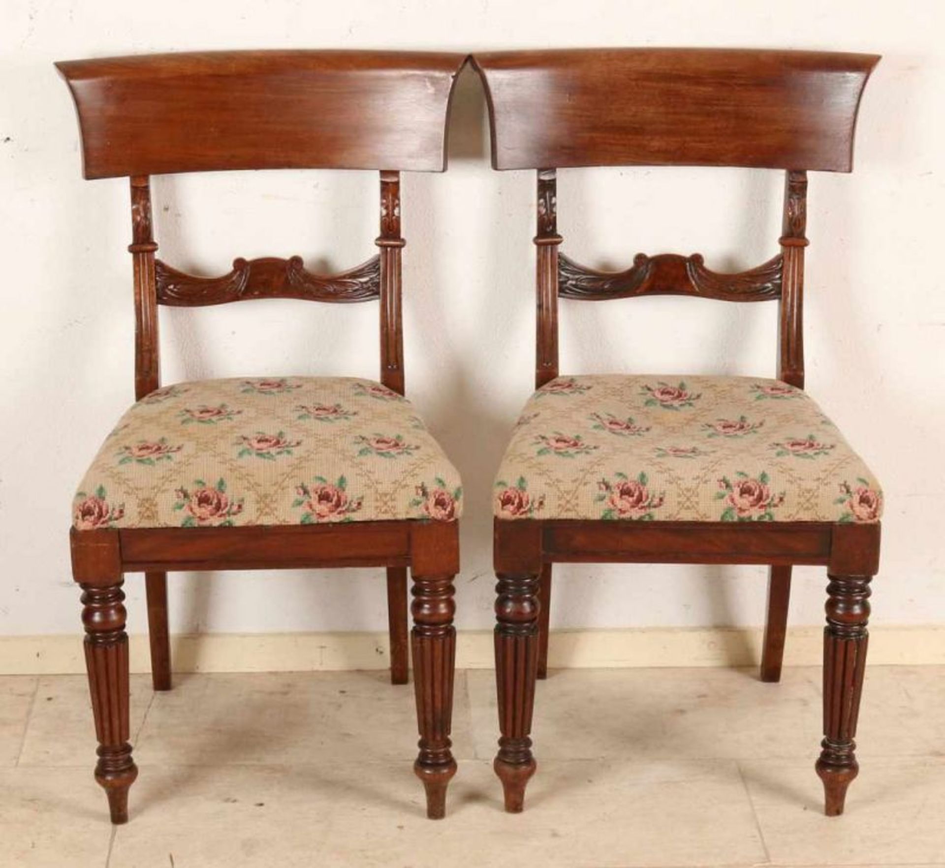 Four 19th century English mahogany chairs with petit point upholstery. Size: 90 x 54 x 44 cm. In - Bild 2 aus 2