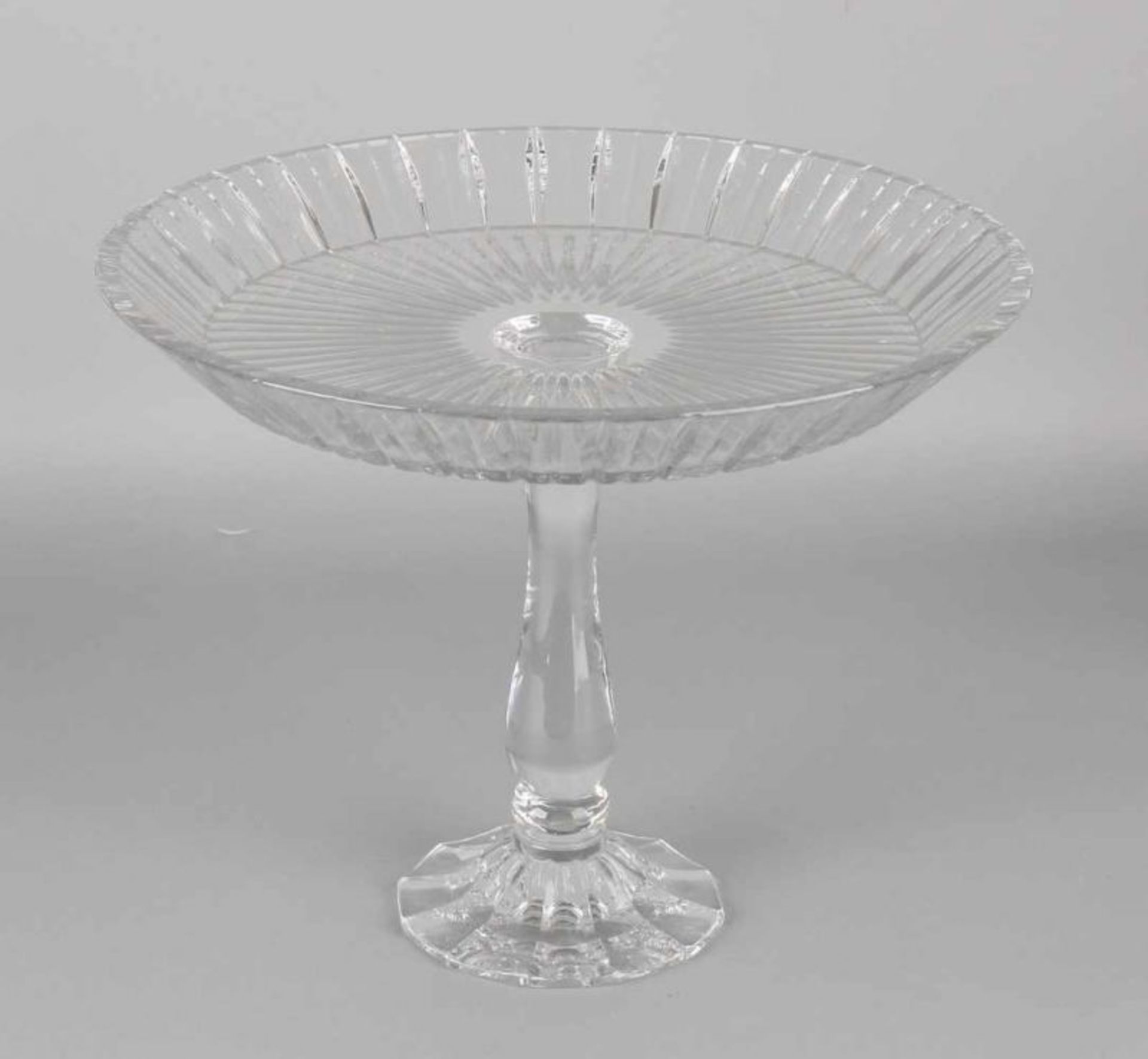 Large crystal glass pie dish on high foot. 20th century. Size: 26.5 x 33 cm dia. In good condition.